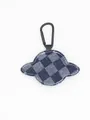 Denim sleutelhanger in de vorm van een planeet met blauw ruitpatroon en karabijnhaak. - Donkerblauw Schaakbord (22239)