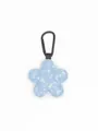 Detalle de un llavero de flor de mezclilla azul con lentejuelas y clip - Lentejuelas Denim Azul Claro (22258)