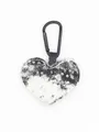 Detalle de llavero de mezclilla en forma de corazón con lentejuelas y clip. - Cuadros Blanco y Negro (Lentejuelas)