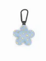 Primer plano de un llavero de flor vaquera azul con lentejuelas de estrellas doradas y clip negro. - Estrella Dorada Bordada Azul Claro (22261)