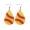 Detailansicht der gelben Glitzer-Tropfenohrringe mit rotem Baseball-Nahtmuster auf PU - Gold Glitzer Wassertropfen (10579)