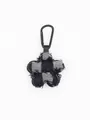 Detalle de un colgante para bolso con forma de flor de tela vaquera con mosquetón negro - Denim Cuadros Negro Gris (22270)