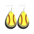 Gros plan sur des boucles d'oreilles de baseball en goutte d'eau à trois couches en PU. - Goutte d'eau Jaune Triple Couche (10574)
