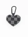 Primer plano de un llavero con forma de corazón y patrón de cuadros negro y gris - Cuadros Negro Gris