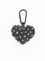 Detalle de llavero de mezclilla en forma de corazón con patrones de estrellas doradas. - Negro (Estampado de Estrellas)