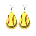 Gros plan de boucles d'oreilles en goutte avec coutures de softball et paillettes - Goutte d'eau Jaune-Orange Triple Couche (10575)