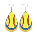 Gros plan sur des boucles d'oreilles baseball montrant paillettes et surpiqûres rouges - Goutte d'eau Bleu-Jaune Triple Couche (10576)