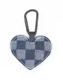 Detalle de un llavero de mezclilla en forma de corazón con un patrón de cuadros azul y blanco. - Tablero de Ajedrez Azul y Blanco