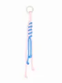 Nahaufnahme eines handgewebten Schlüsselanhängers in Pink und Blau mit Metallring. - Schlüsselanhänger (22137) / Rosa und Blau
