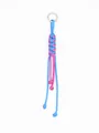 Nahaufnahme eines handgeflochtenen Paracord-Schlüsselanhängers mit Knoten in Pink und Blau - Blau Und Rosa