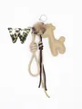 Dettaglio di un portachiavi con lettera W leopardata e grazioso ciondolo giraffa in PU - Stile W (22096)