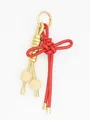 Detalle de un llavero de nudo chino tejido a mano en rojo y dorado con cuentas de madera - Rojo Dorado Mezclado