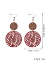 Orecchini pendenti bohémien in pelle rossa e legno con misure dimensionali - Stile Tondo Geometrico Traforato / Rosso (11472)