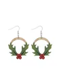 Festliche hölzerne Weihnachtsohrringe mit grünem Stechpalmenkranz und roten Beeren - Stechpalmenblätter Rote Beeren Kranz (12267)