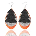 Dreilagige Leder-Weihnachtsohrringe mit Weihnachtsbaum-Motiv in Orange, Silber und Schwarz. - Tropfenform Patchwork (11167) / Orange Silber Schwarz Dreilagig (11167)