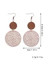 Eleganti orecchini tondi traforati con motivo leopardato in legno e pelle rosa chiara - Stile Tondo Geometrico Traforato / Rosa (11476)