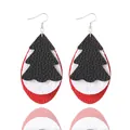 Handgefertigte Weihnachtsbaum-Lederohrringe in Tropfenform mit festlichem Glitzerdetail - Tropfenform Patchwork (11168) / Rot Silber Schwarz Dreilagig (11168)