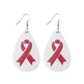 Boucles d'oreilles en faux cuir blanc avec motif de ruban rouge de sensibilisation. - Boucles d'oreilles goutte d'eau / Imprimé Ruban Rouge (10250)