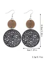 Eleganti orecchini pendenti tondi in legno e pelle nera traforata con misure chiare - Stile Tondo Geometrico Traforato / Nero (11462-1)