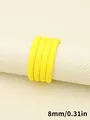Vista detallada de cordón redondo de cuero PU amarillo de 8 mm con costura fina para DIY - Cordón Redondo con Puntadas y Patrón de Oveja (00479)