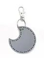 Portachiavi in pelle riflettente a forma di mezzaluna con chiusura a moschettone in argento e cuciture - Forma a Mezzaluna (21882) / Grigio scuro