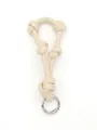 Detalle del cordón de cuero anudado beige para bolso con un anillo de resorte plateado - Beige Crema