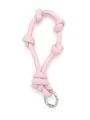 Primer plano detallado del llavero de cuero rosa con nudos y un anillo de metal plateado - Rosa