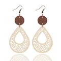 Bohemian Vintage-Ohrringe im Teardrop-Design mit Leder-Netz und Holzelementen. - Beige
