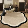 Retro rond vloerkleed met geschulpte randen en geweven textuur in een woonkamer. - Gesplitste Schulprand