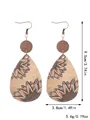 Detaillierte Ansicht der Vintage-Sonnenblumen-Holzohrringe mit Maßen und Gewicht - Sonnenblume Tan Holzmaserung (11413)