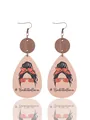 Kreative Tropfenohrringe aus Holz mit einem stilvollen Basketballmom-Print-Design - Basketball Mom Stil - Naturholz (11337)