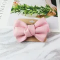 Elegante handgemaakte roze PU lederen strik haarclip op bruine displaykaart - Roze