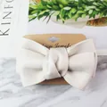 Elegante handgemaakte crème PU-leren strik haarclip gepresenteerd op een displaykaart - Broken Wit