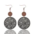 Pendientes colgantes vintage hechos a mano de cuero calado y piezas de madera - Estilo (11486)