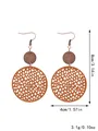 Pendientes colgantes vintage de cuero calado marrón con pequeños detalles de madera - Estilo (11489)