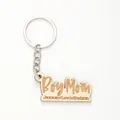 Portachiavi in legno personalizzato Boy Mom con nomi incisi su sfondo bianco puro - Boy Mom (20336)