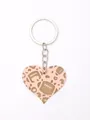 Porte-clés en bois en forme de cœur avec motif de rugby gravé et finition rose - Cœur Rose Football (20359)
