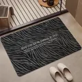 Moderne Badematte aus Diatomeenerde mit dunklem Marmormuster und englischem Zitat - Zebra Marmorimitat