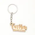 Portachiavi in legno personalizzato con incisione Fur Mom su sfondo bianco pulito - Fur Mom (20339)