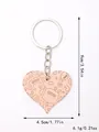 Détail du porte-clés coeur en bois avec hauteur de 9 cm et motif gravé de football - Cœur Rose Tacheté (20358)