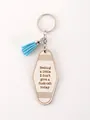 Porte-clés en bois gravé rigolo avec pompon bleu décoratif pour un cadeau personnalisé - Étiquette Motel Ovale Citation 1 (20350)