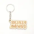 Portachiavi in legno inciso al laser con slogan Socially Awkward su sfondo bianco - SOCIALLY AWKWARD (20343)