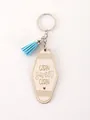 Porte-clés artisanal en bois gravé Cabin Sweet Cabin avec un pompon bleu clair élégant - Étiquette Motel Ovale Citation 5 (20354)