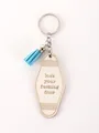 Porte-clés en bois avec pompon bleu et texte anglais gravé au laser - Étiquette Motel Ovale Citation 6 (20355)