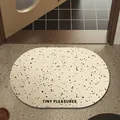 Alfombra de baño ovalada de tierra de diatomeas absorbente con patrón de manchas negras - 50x80cm (Engrosado) / Ovalado / Blanco Mica