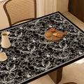 Dettaglio di tovaglia in pelle nera con elegante motivo floreale a linee bianche - 30*50cm / Tovaglietta stile americano - Modello F