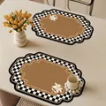 Französisches Vintage-Leder-Platzset mit Schachbrettmuster und Blumen in Braun - Stil F (Unregelmäßige Form)