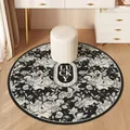 Elegante tappeto rotondo floreale bianco e nero con scritta Lucky per la zona trucco - Fiore portafortuna