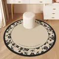 Elegante tappeto rotondo per sedia da trucco con bordo floreale nero e fondo crema - Amore e Fiori