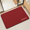 Alfombra de baño absorbente de diatomita roja con rayas negras y texto Bathroom para puertas - 40*60cm / Cuadrado / Ajuste regular / Rojo